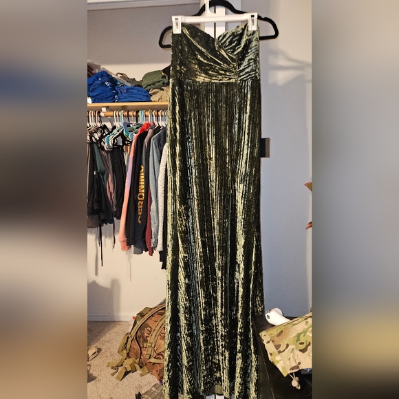 Elegant Green Velvet Gown - Picture 2 of 2